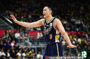 胡明轩上半场是广东最佳 上海需要一个小外援站出来支援洛夫顿