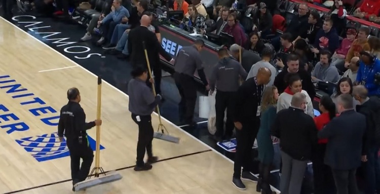 立博体育官方网站-CBA可没这事！公牛主场工作人员疯狂拖地 球员已经返回更衣室